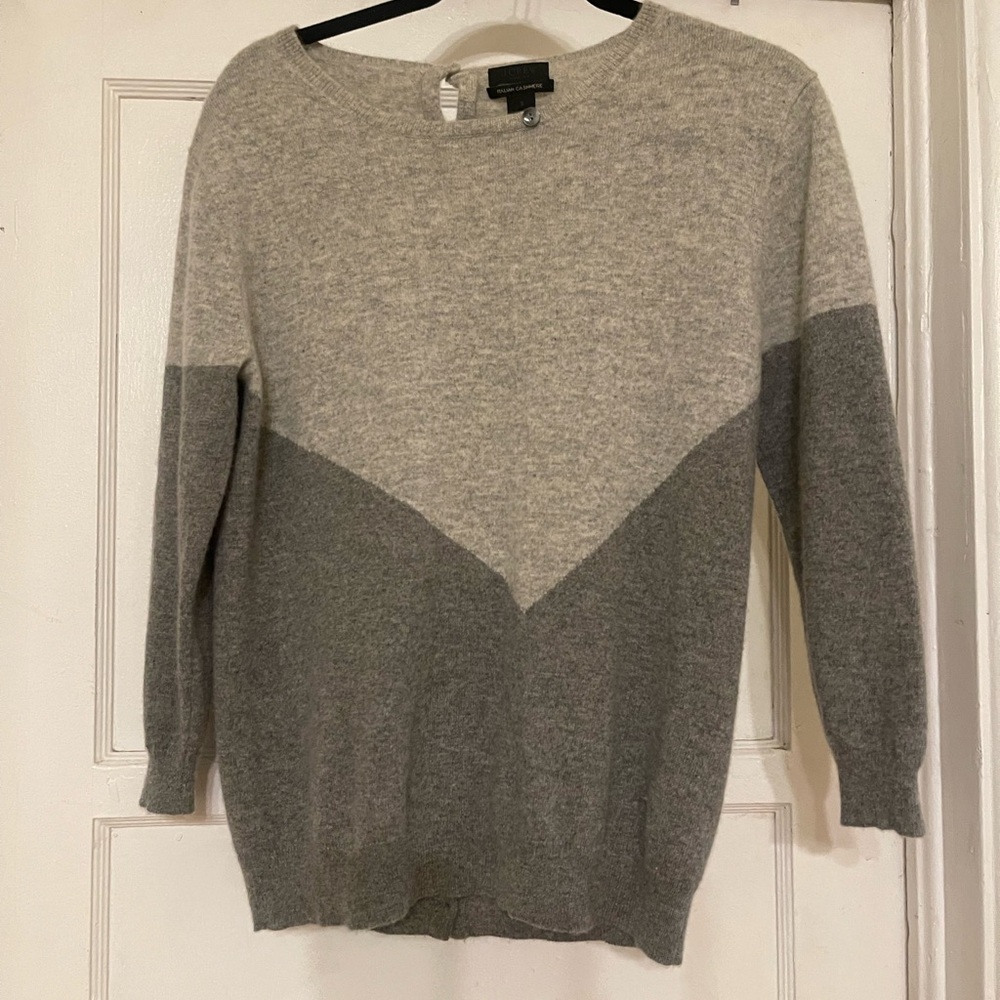 Women’s Sweater Brand J. Crew Fabric Italian 100%Cashmere, Color Gray.